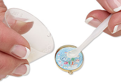 Pouring resin into the focal setting